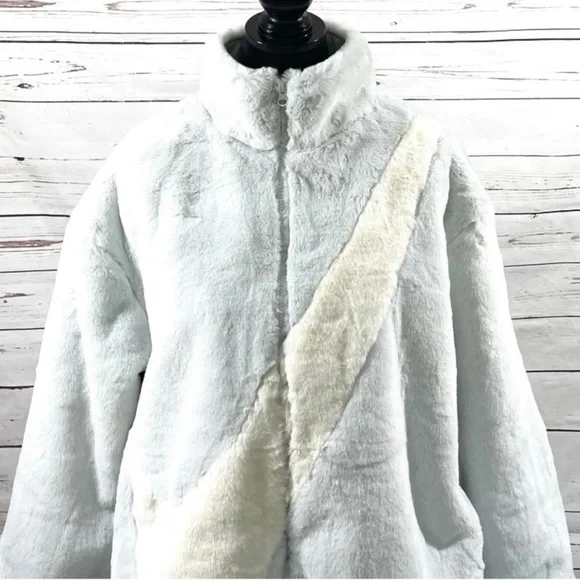 An oversized Swoosh logo meets luxe faux fur Sherpa in a wear-anywhere jacket - Picture 4 of 9